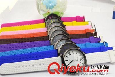 2013潮流熱銷新款 韓版時尚硅膠手表廠家批發(fā)定制服務(wù)